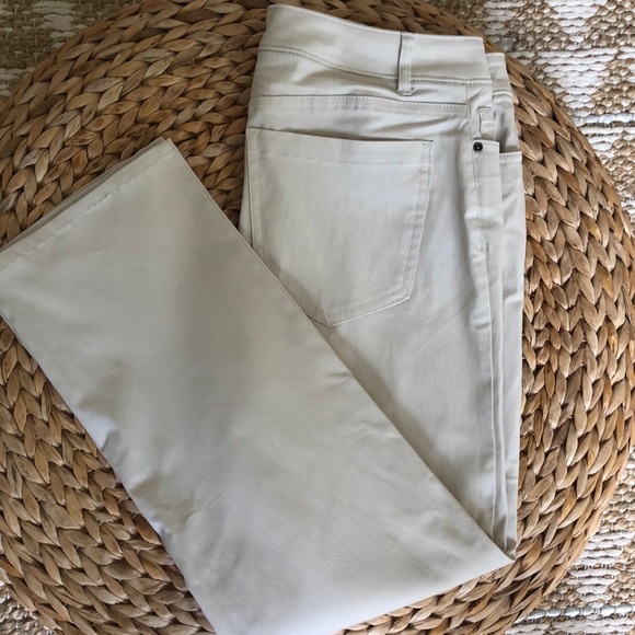 Izod Denim - IZOD  CROP JEANS REALLY STRETCH.